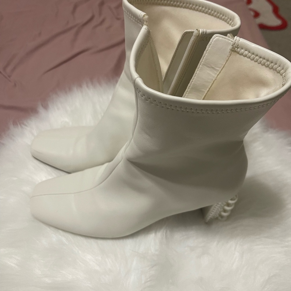 Steve Madden White Heeled Boots with Kitten Heel